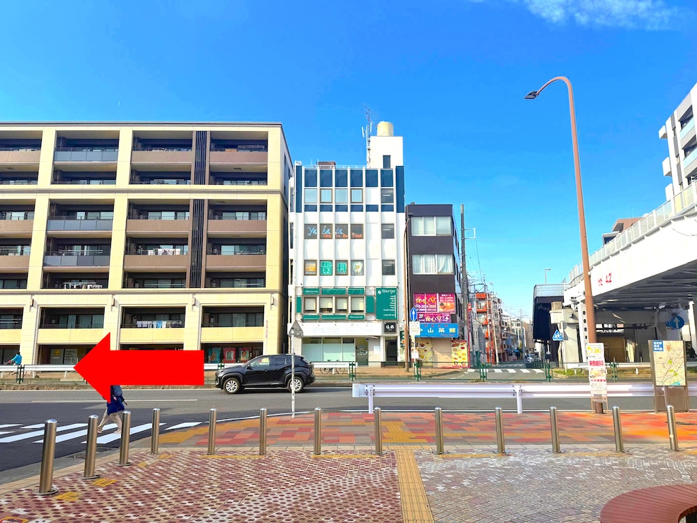 ①反町駅改札を出て左の商店街方面へ曲がります。