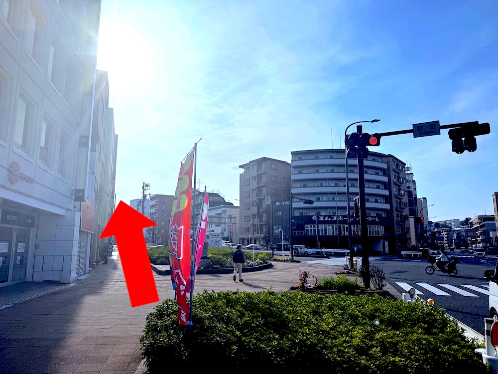 ②「泉町」交差点を斜め左に曲がります。