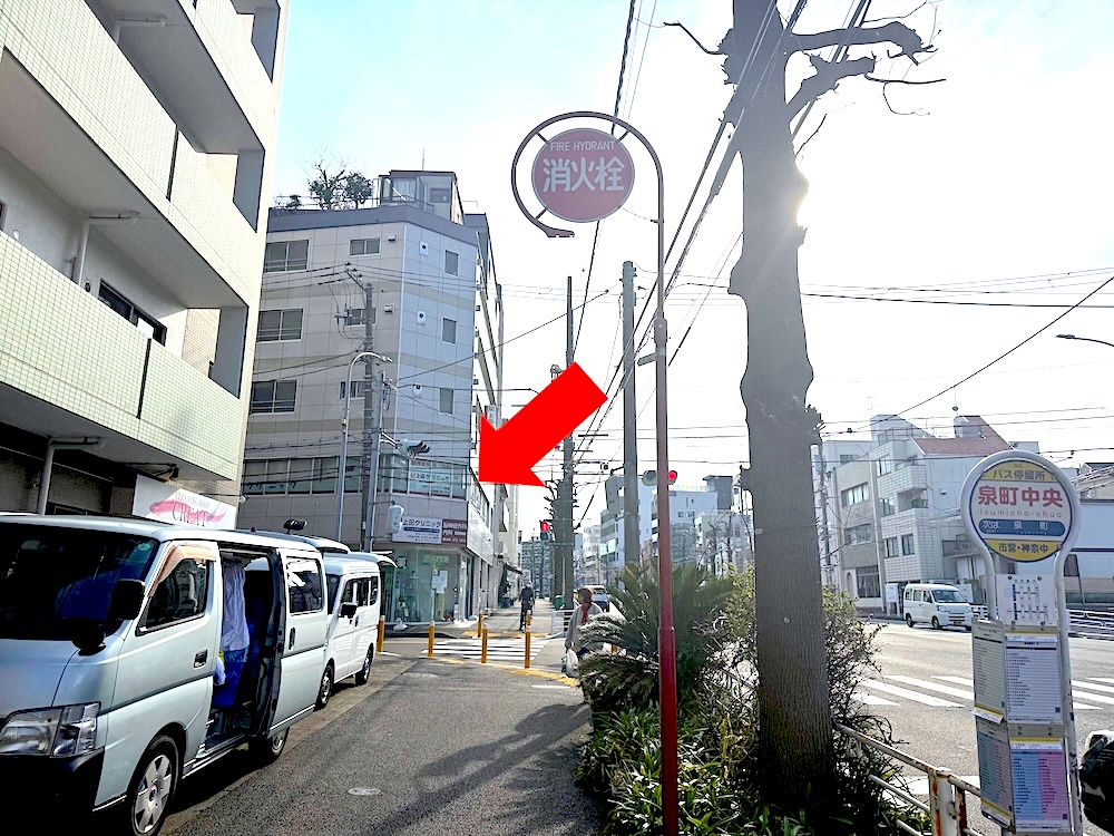 ③しばらくすると左手に当院が見えてきます。