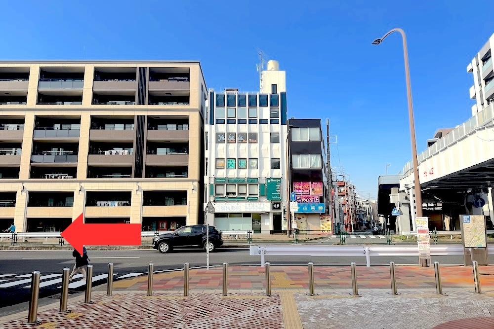 ①反町駅改札を出て左の商店街方面へ曲がります。