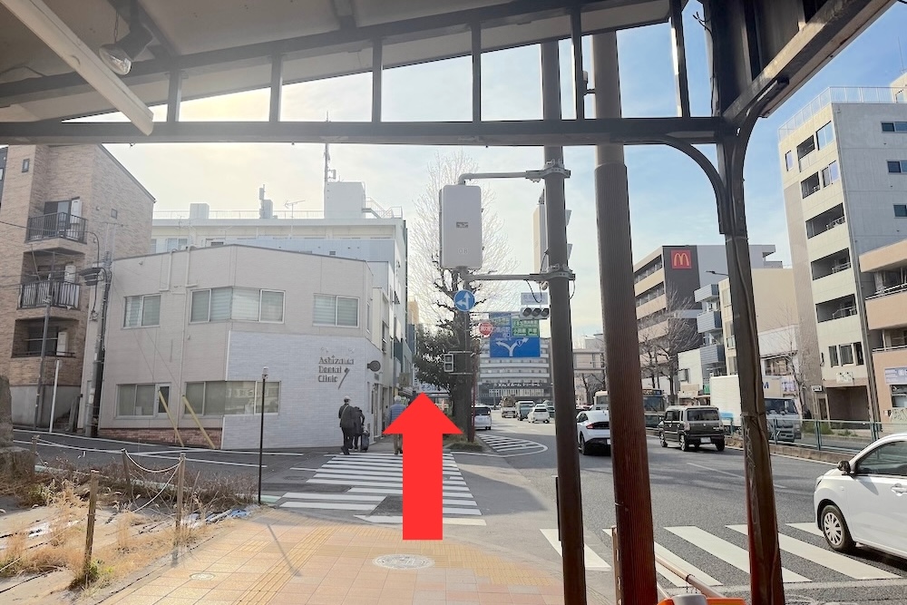 ②商店街を直進します。