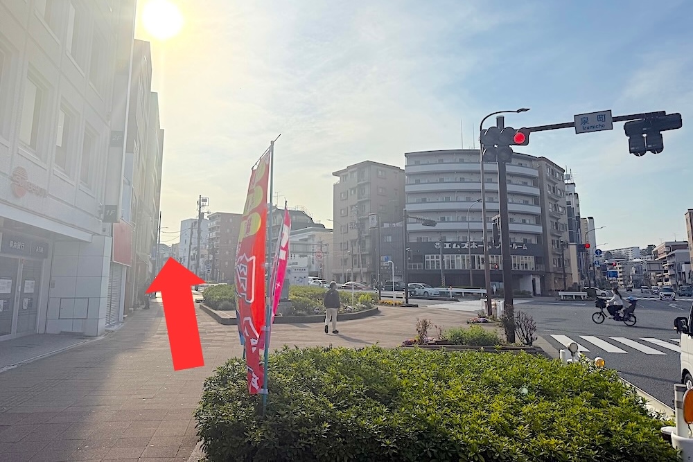 ③「泉町」交差点を斜め左に曲がります。
