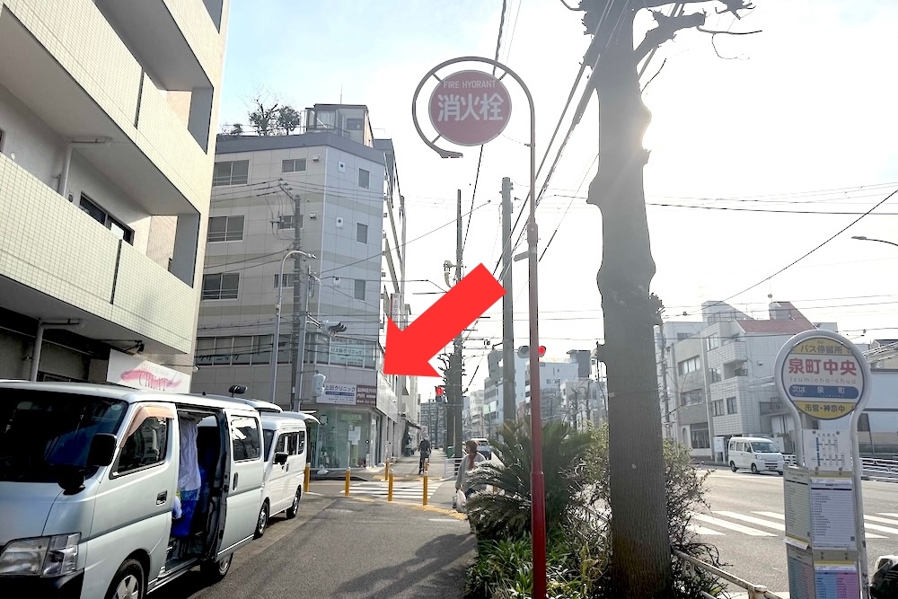④1つ目の信号の奥に左手に当院の看板が見えてきます。