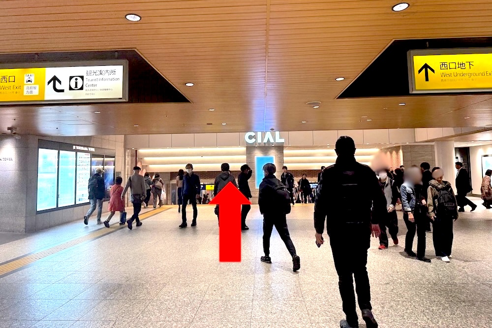 ①横浜駅西口出口手前からCIAL（地下）方面へ進みます。