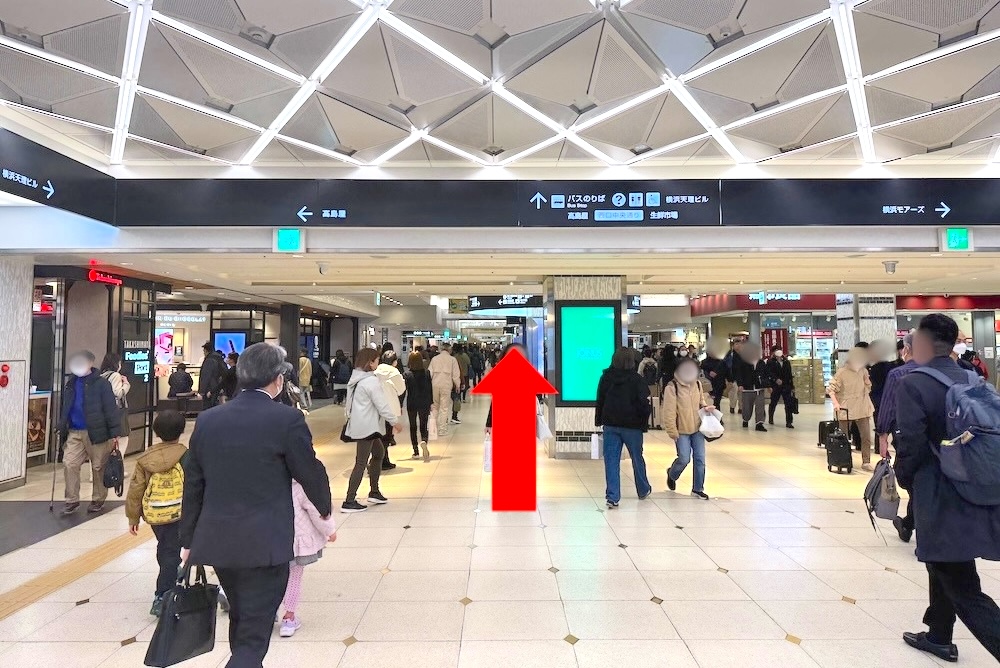 ②「バスのりば」を目印に直進します。
