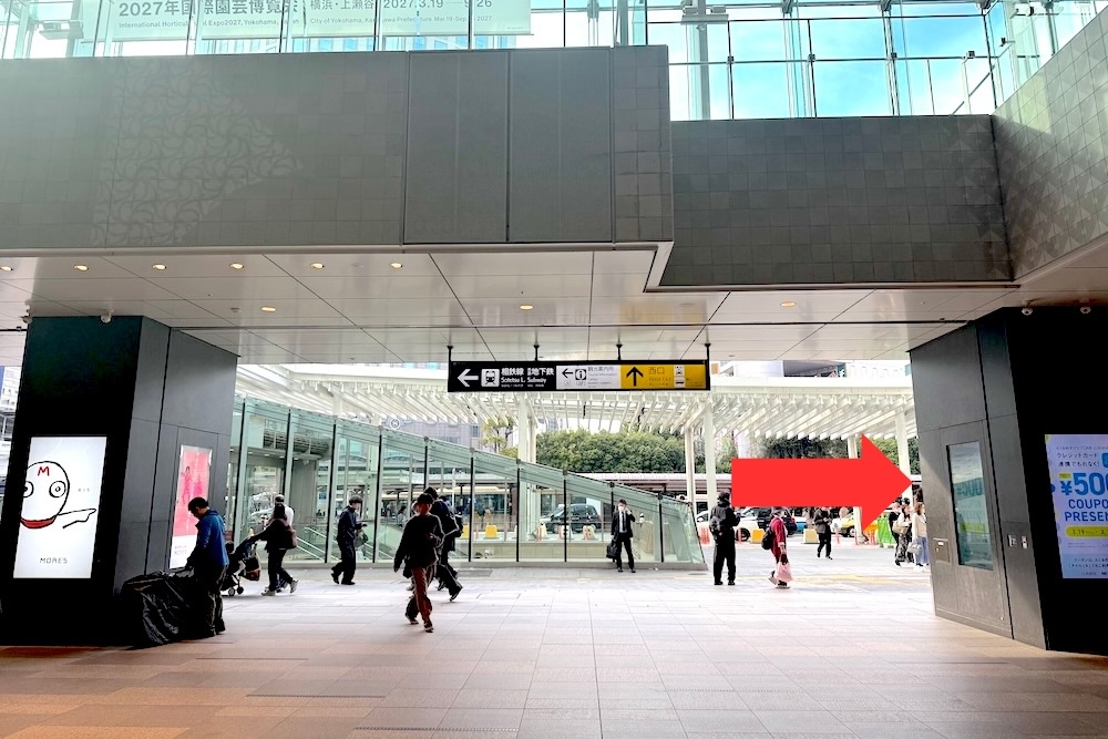 ①横浜駅西口の出口を出てモアーズ横浜方面（右）へ曲がります。