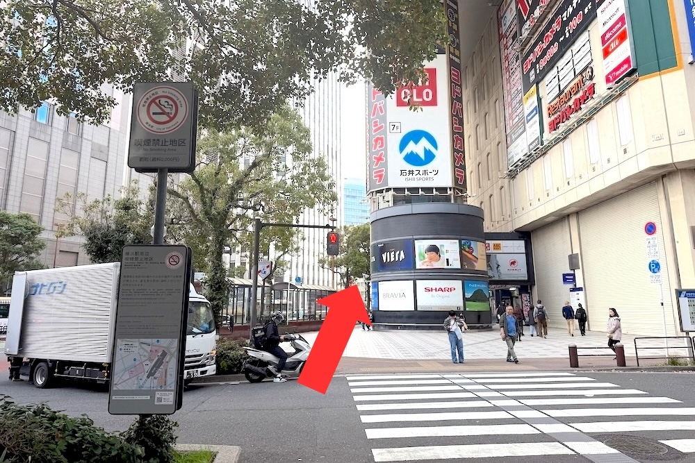 ③ヨドバシカメラ方面に直進します。