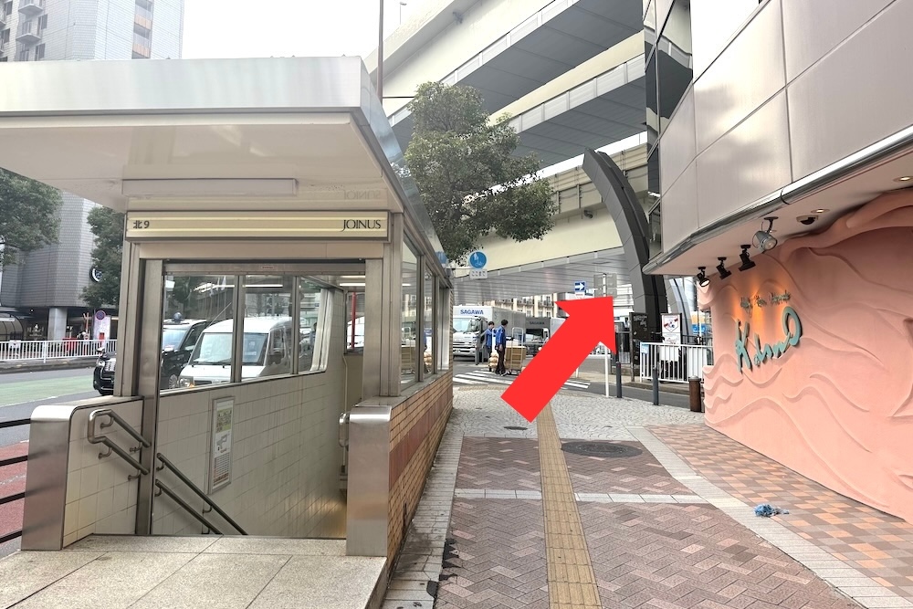 ④高架下を道なりに直進します。