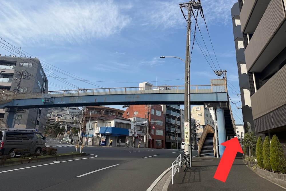 ⑥「沢渡」交差点を道なりに進みます。